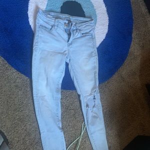 american eagle size 4 light washed cropped jeans. super stretchy material